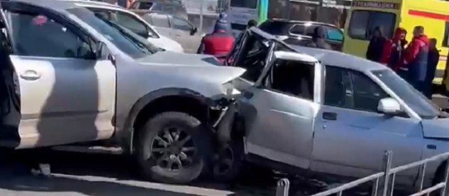 В Омске столкнулись сразу пять машин